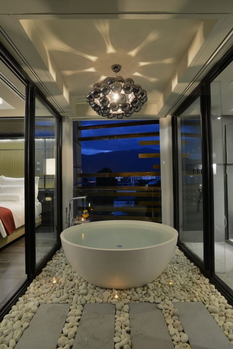 Deep soaking bathtub