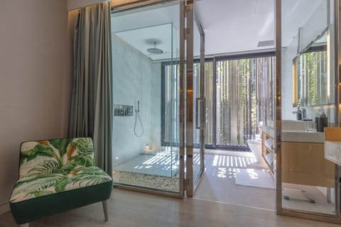 Deluxe Room | Bathroom | Eco-friendly toiletries, hair dryer, bathrobes, slippers