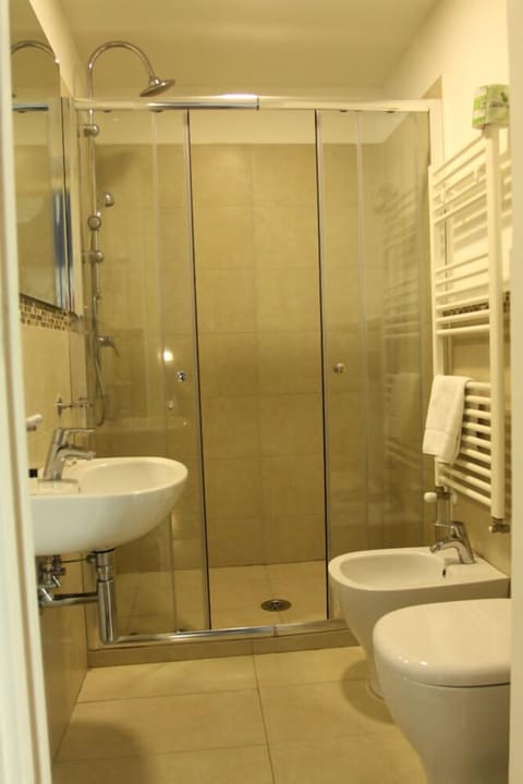 Triple Room | Bathroom | Shower, free toiletries, hair dryer, bidet