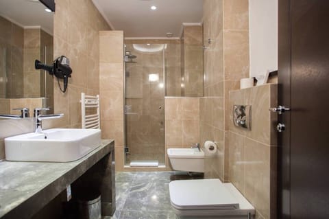 Family Room, Multiple Beds | Bathroom | Shower, free toiletries, hair dryer, towels