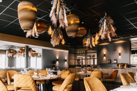 Lunch and dinner served, international cuisine