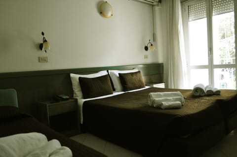 Double Room | Minibar, in-room safe, desk, free WiFi