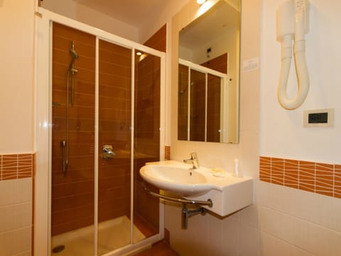 Basic Superior Double Room | Bathroom | Free toiletries, hair dryer, bidet, towels