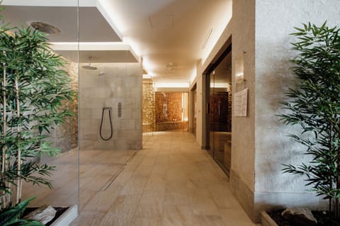 Couples treatment rooms, sauna, hot tub, steam room, Turkish bath