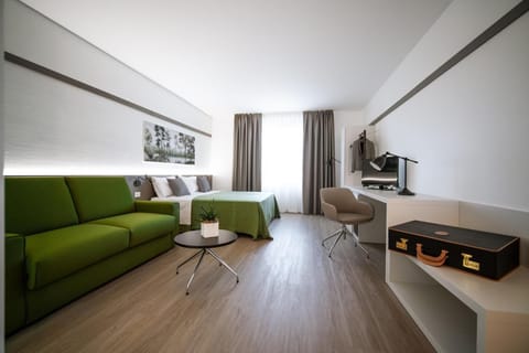 Junior Suite (Executive) | Living room | 32-inch LCD TV with premium channels, TV