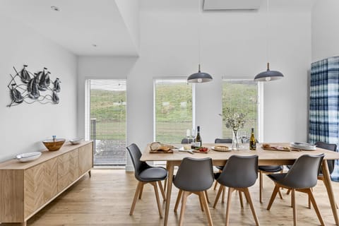 Dining table with seating for 8 guests - 8 The Vista, Willingcott