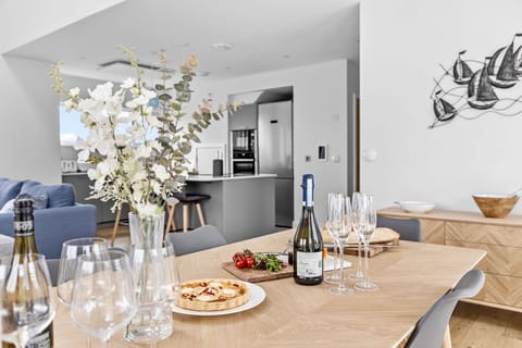 Dining table - 8 The Vista, Willingcott