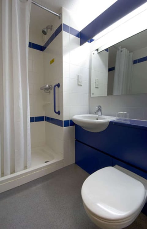 Shower, free toiletries