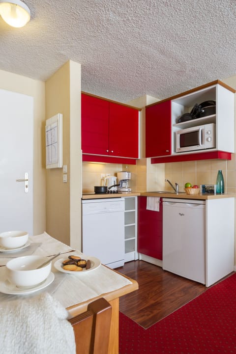 Apartment 5 people - 1 bedroom | Private kitchen | Fridge, microwave, stovetop, dishwasher