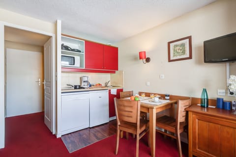 Studio 2 people | Private kitchen | Fridge, microwave, stovetop, dishwasher