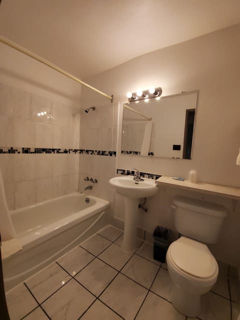 Queen Room | Bathroom | Combined shower/tub, free toiletries, hair dryer, towels