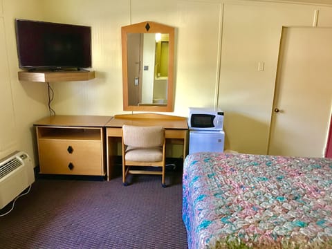 Standard Room, 1 Queen Bed | Iron/ironing board, free WiFi