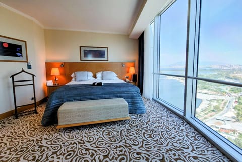 Junior Suite, 1 King Bed, Non Smoking, Mountain View | Egyptian cotton sheets, premium bedding, down comforters