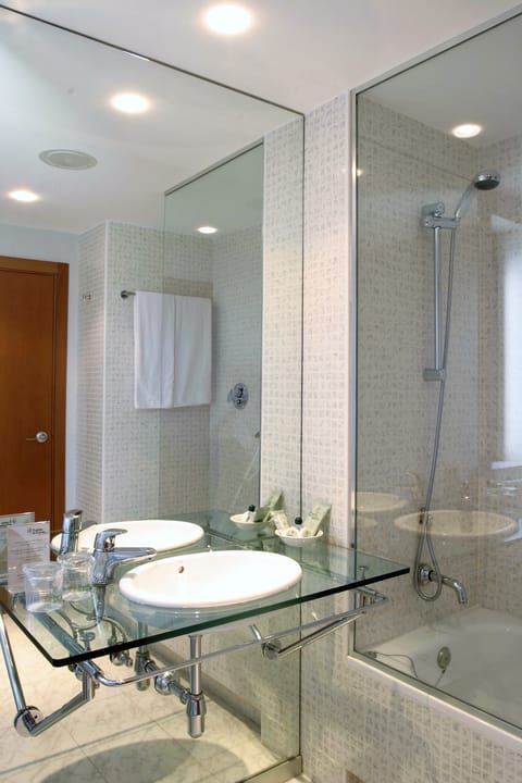 Combined shower/tub, hair dryer, bidet, towels