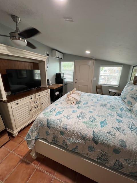 Junior Room, 1 Queen Bed, Refrigerator & Microwave (Birdhouse ) | Premium bedding, individually decorated, individually furnished