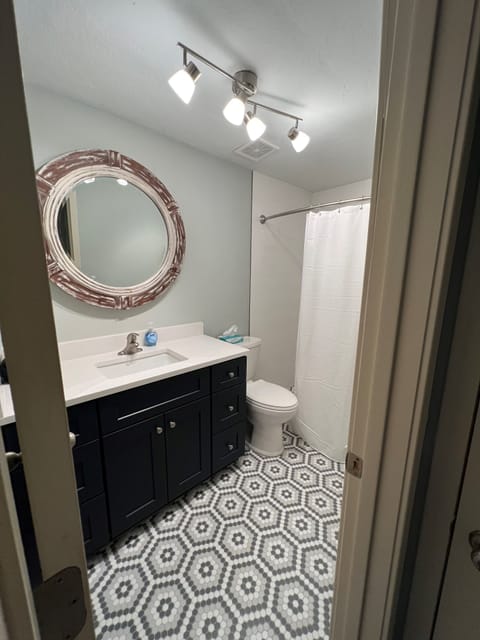 Comfort Room, 1 Queen Bed, Refrigerator & Microwave (Seashell II) | Bathroom | Shower, free toiletries, hair dryer, towels