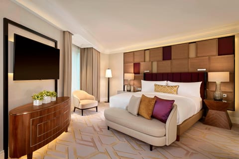 Deluxe Suite, 1 Bedroom, Non Smoking | Premium bedding, down comforters, pillowtop beds, minibar