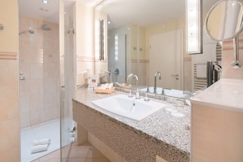 Suite, 1 Double Bed, Annex Building | Bathroom | Shower, free toiletries, hair dryer, bathrobes