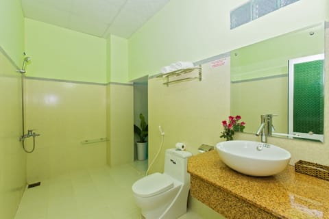 Family Room | Bathroom | Shower, free toiletries, hair dryer, slippers