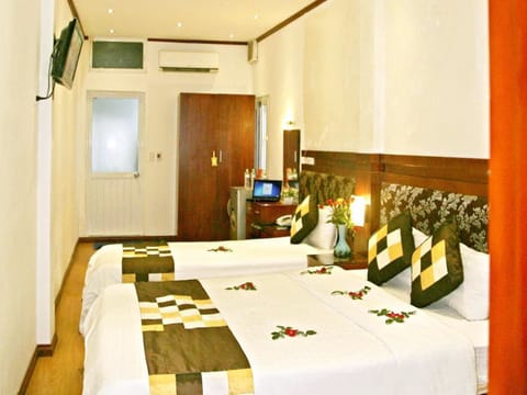 Triple Room | Desk, free WiFi