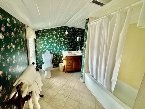 Standard Room, 1 Queen Bed, Refrigerator | Bathroom | Free toiletries, hair dryer, towels