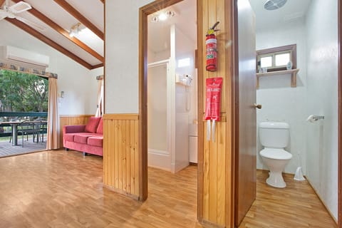 Family Cabin, 2 Bedrooms | Bathroom | Towels