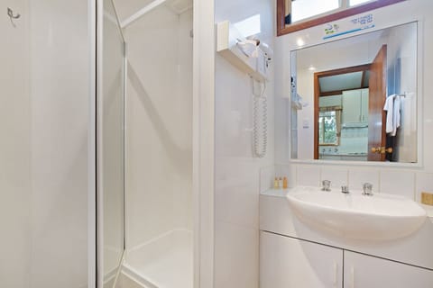 Family Cabin, 2 Bedrooms | Bathroom | Towels