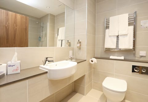 Combined shower/tub, free toiletries, hair dryer, towels