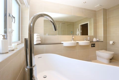 Suite, 1 King Bed, Non Smoking | Bathroom | Combined shower/tub, free toiletries, hair dryer, towels