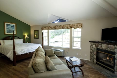 Mountain View King Room  | Premium bedding, iron/ironing board, rollaway beds, free WiFi