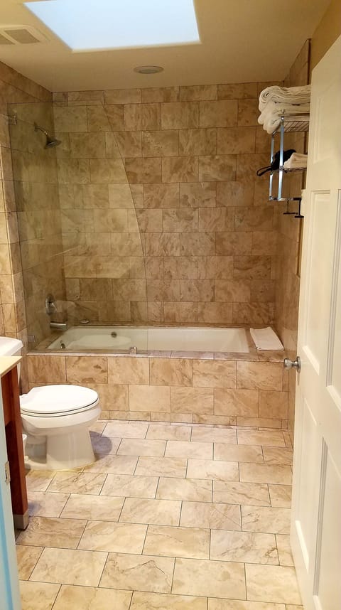 Mountain View King Room  | Bathroom | Combined shower/tub, free toiletries, hair dryer, towels