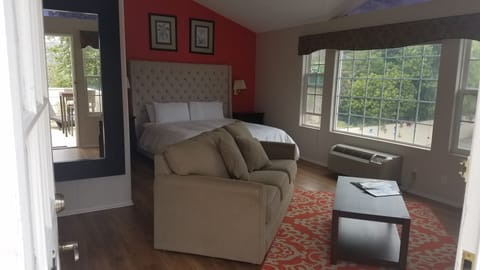 Ocean View King Room | Premium bedding, iron/ironing board, rollaway beds, free WiFi
