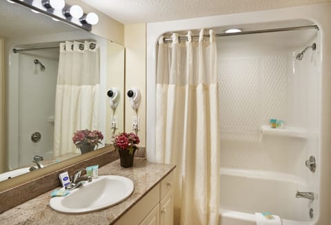 Traditional Room, Oceanfront | Bathroom | Free toiletries, hair dryer, towels