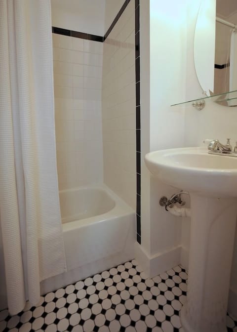 Carriage House  | Bathroom | Shower, free toiletries, hair dryer, towels