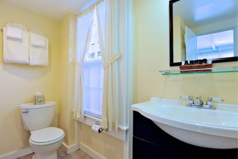 Main House Twin Room  | Bathroom | Shower, free toiletries, hair dryer, towels