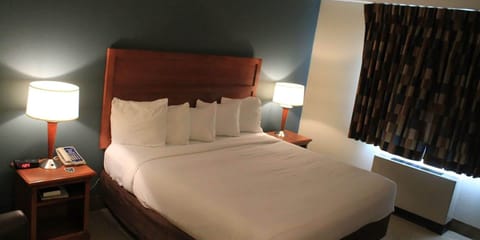 Coral Reef Deluxe Room, 1 King, Smoking | Desk, blackout drapes, free WiFi, bed sheets