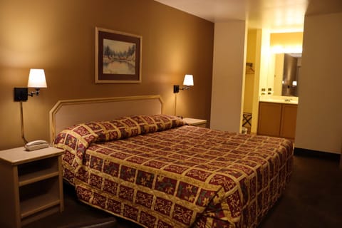 Room, 1 King Bed, Non Smoking | Blackout drapes, bed sheets