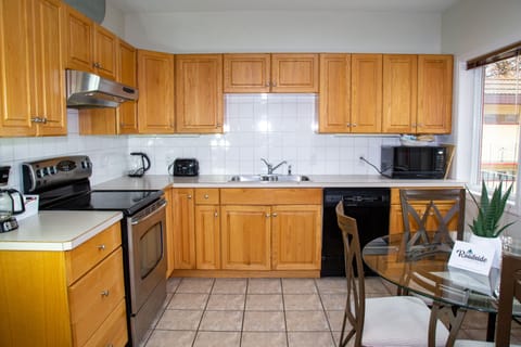 Condo, 2 Bedrooms, Kitchen, Lake View | Private kitchen | Coffee/tea maker