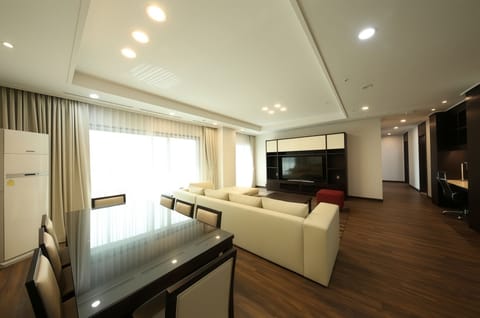 Penthouse (22nd floor), 3 bedrooms, 2 bathrooms with an individual HVAC system | Living area | Flat-screen TV