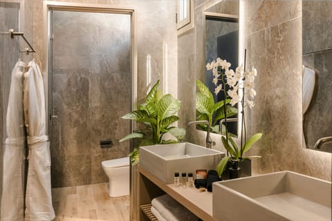 Junior Studio Suite | Bathroom | Shower, rainfall showerhead, free toiletries, hair dryer