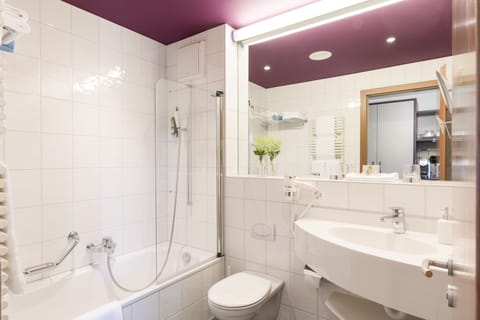 Superior Double Room, 1 Double Bed, Valley View | Bathroom | Combined shower/tub, free toiletries, hair dryer, bathrobes