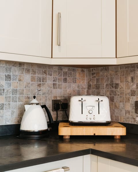 Luxury Apartment, 2 Bedrooms, Jetted Tub, Garden View | Private kitchen | Espresso maker, electric kettle