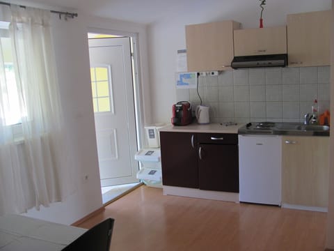 Standard Apartment, 2 Bedrooms, Ocean View, Courtyard Area | Private kitchenette