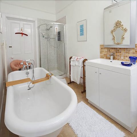 Superior Double Room, 1 King Bed | Bathroom | Free toiletries, hair dryer, bathrobes, towels