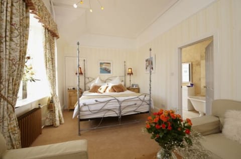 Luxury Double Room, 1 King Bed | Iron/ironing board, free WiFi, bed sheets