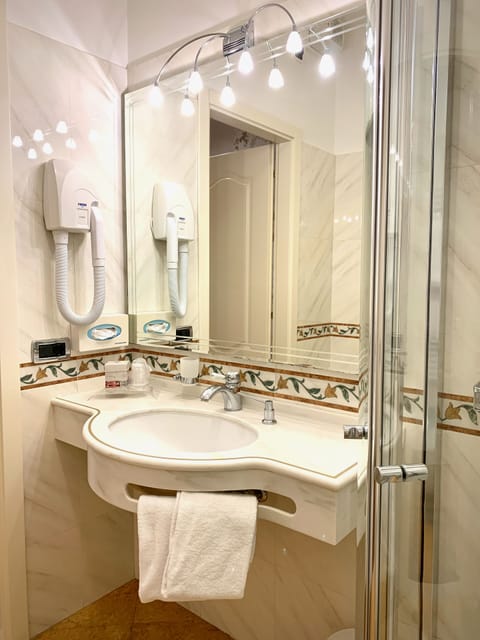 Double or Twin Room, Balcony, Lake View | Bathroom | Shower, free toiletries, hair dryer, bidet