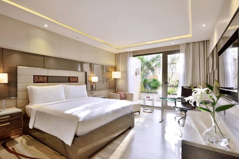 Executive Room, 1 King Bed, Smoking, Balcony | Pillowtop beds, minibar, in-room safe, desk