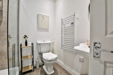 Premium Apartment, 2 Bedrooms | Bathroom | Shower, rainfall showerhead, hair dryer, towels