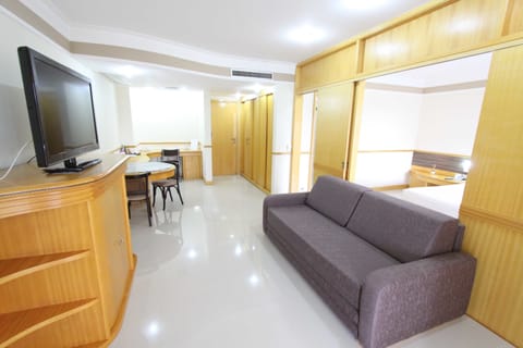 Executive Suite | Minibar, rollaway beds, free WiFi