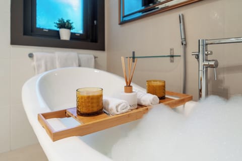 Luxury Room 1 King Bed Bathtub  | Bathroom | Free toiletries, hair dryer, towels